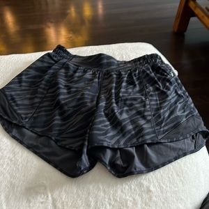 Lululemon Hotty Hot High-Rise lined short 4”, black/grey print